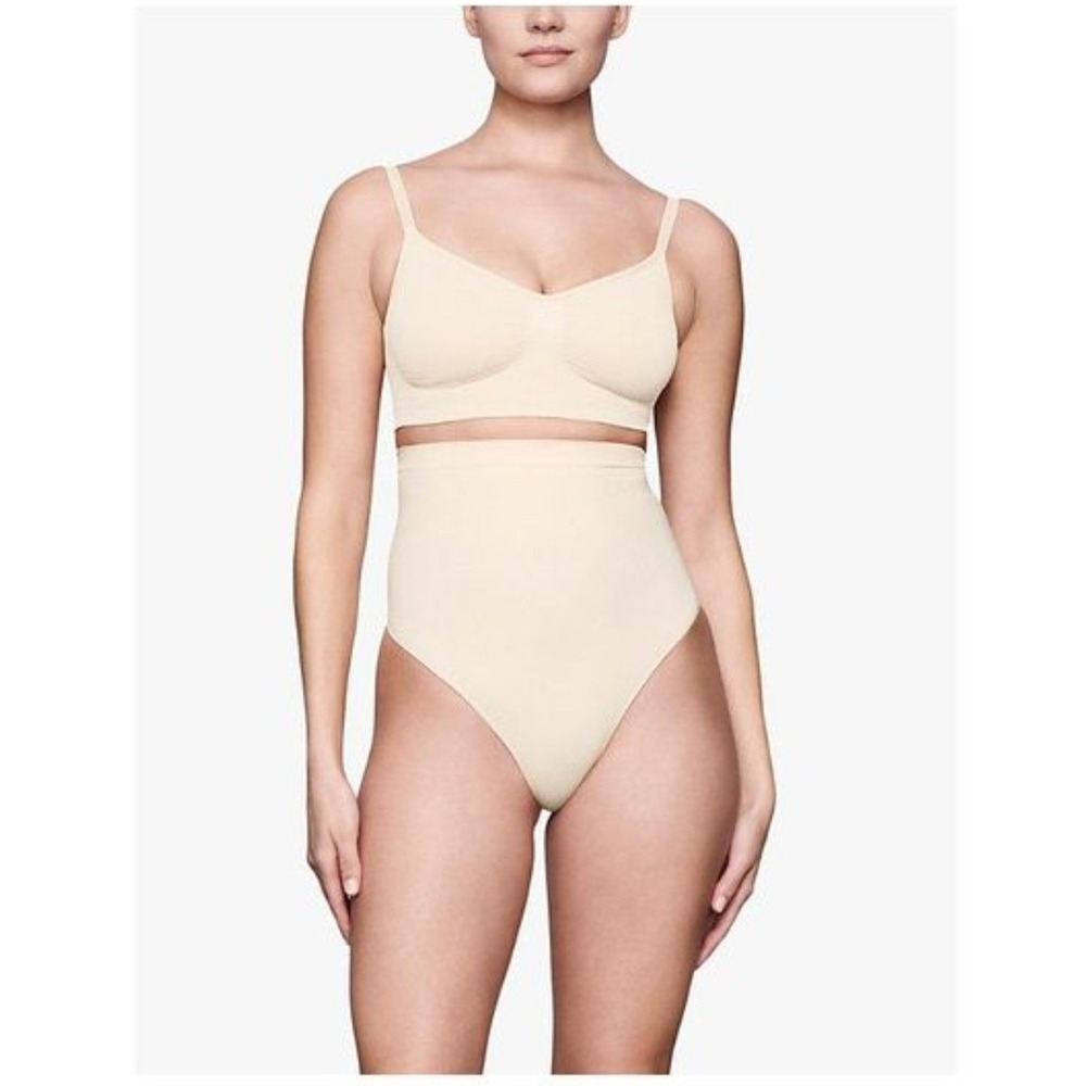 SKIMS NWOT Seamless Sculpt Bodysuit Brief High Waisted Thong - Size M